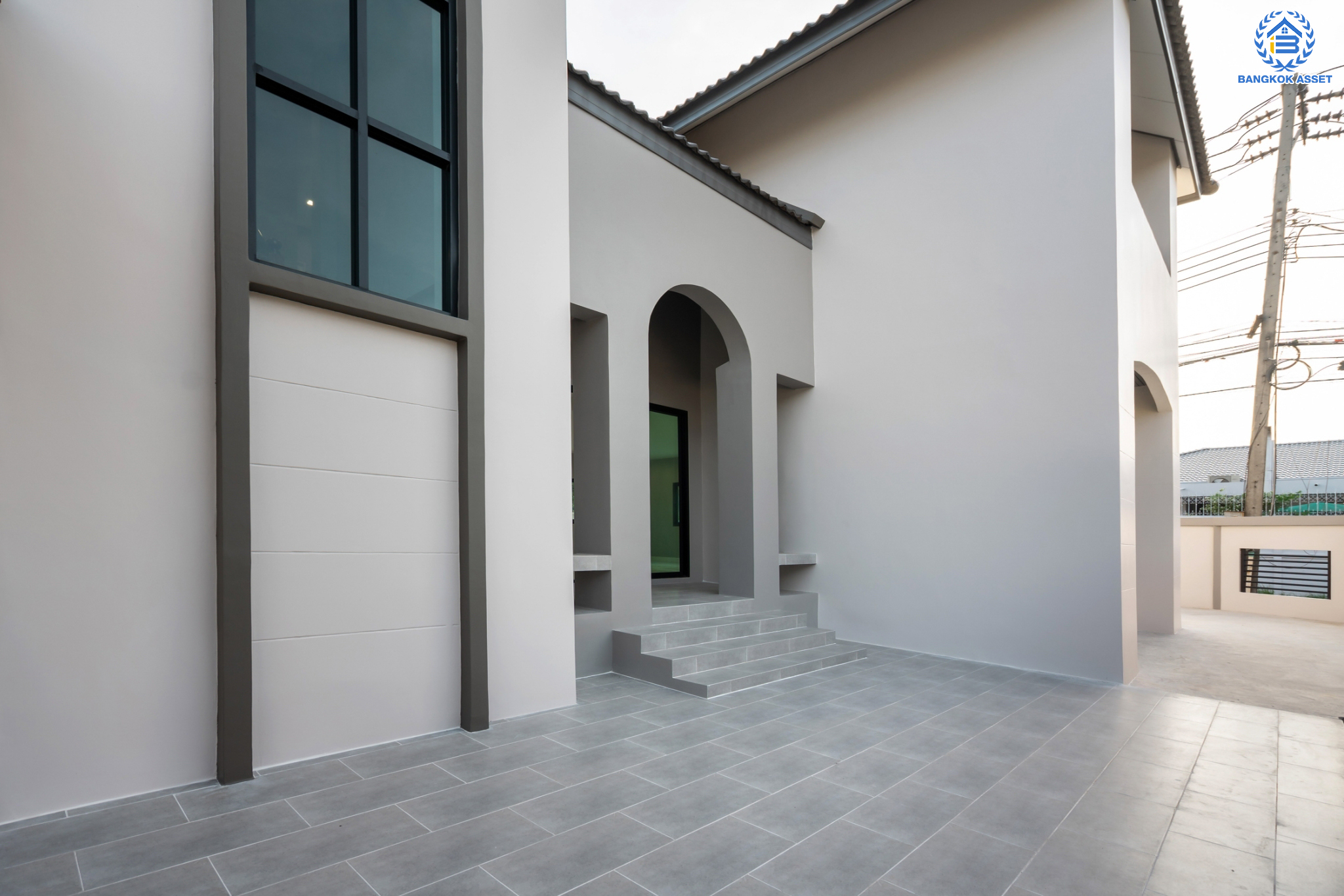 บ้านมือสองตกแต่งใหม่ ม.กฤษดานคร20 ปิ่นเกล้า-ติดถนนบรมราชชนนี เนื้อที่ 92.7 ตร.ว. บ้านเดี่ยวหลังใหญ่ ตกแต่งสุดหรูดีไซน์ยุโรป พร้อมฟังก์ชัน 3 ห้องนอน 4 ห้องน้ำ 1 ห้องอเนกประสงค์ 1 ห้องแม่บ้าน จอดรถได้ 4 คัน บนทำเลเชื่อมต่อเมืองอย่างรวดเร็ว ใกล้ทางคู่ขนานลอยฟ้าบรมราชชนนี ทางด่วน "กาญจนาภิเษก" ม.มหิดล และเซ็นทรัลปิ่นเกล้า